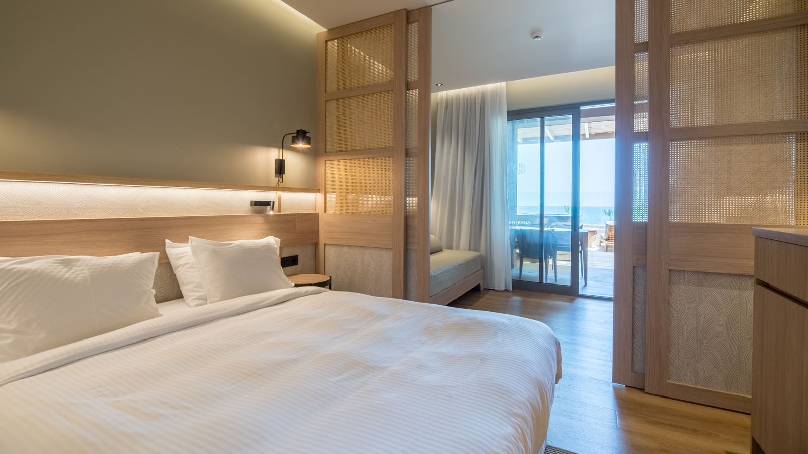 rooms-petite-suite-sea-view-outdoor-hot-tub