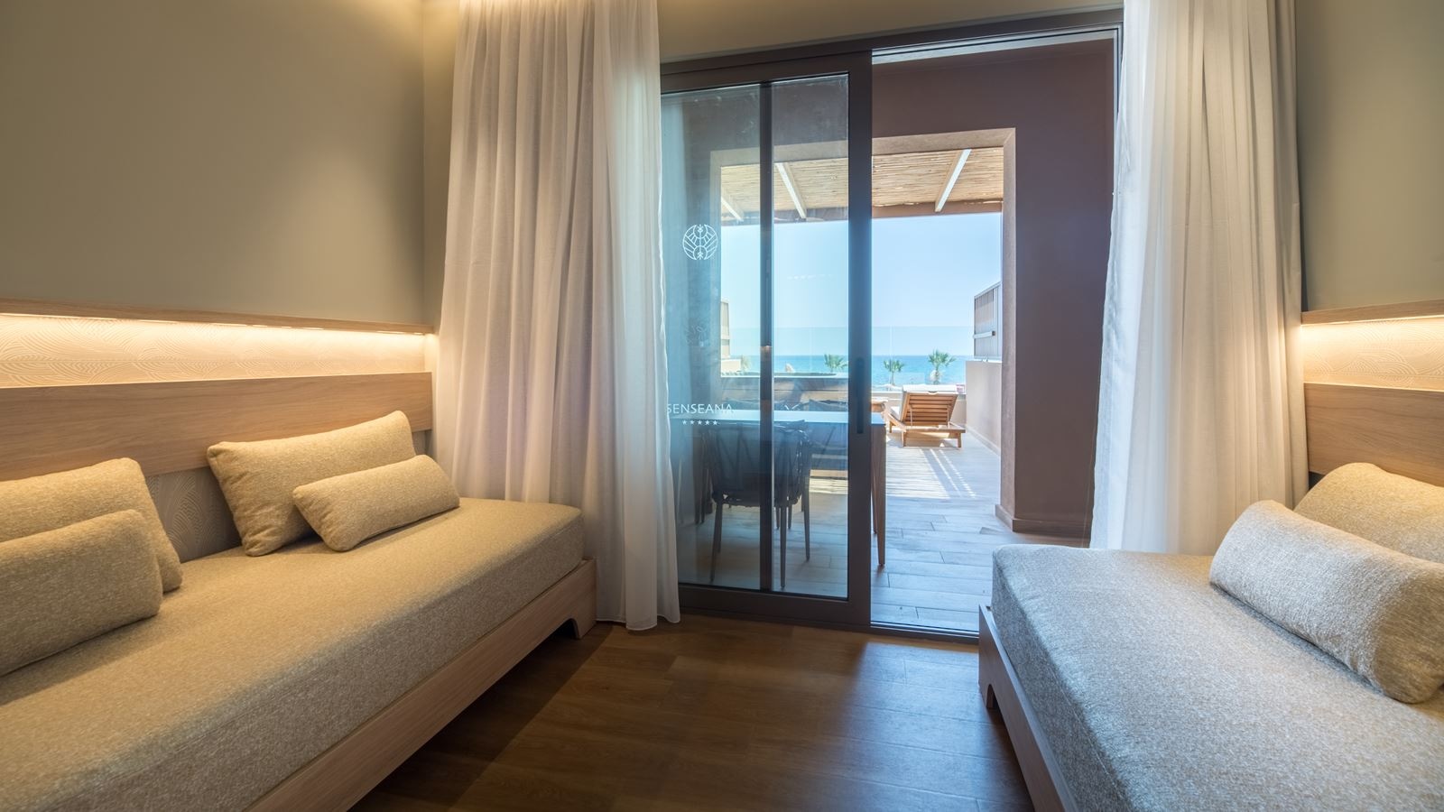 rooms-petite-suite-sea-view-outdoor-hot-tub