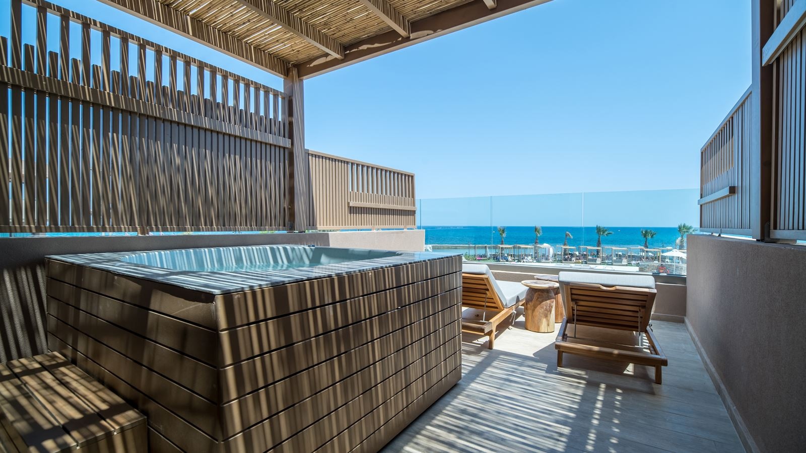 rooms-petite-suite-sea-view-outdoor-hot-tub
