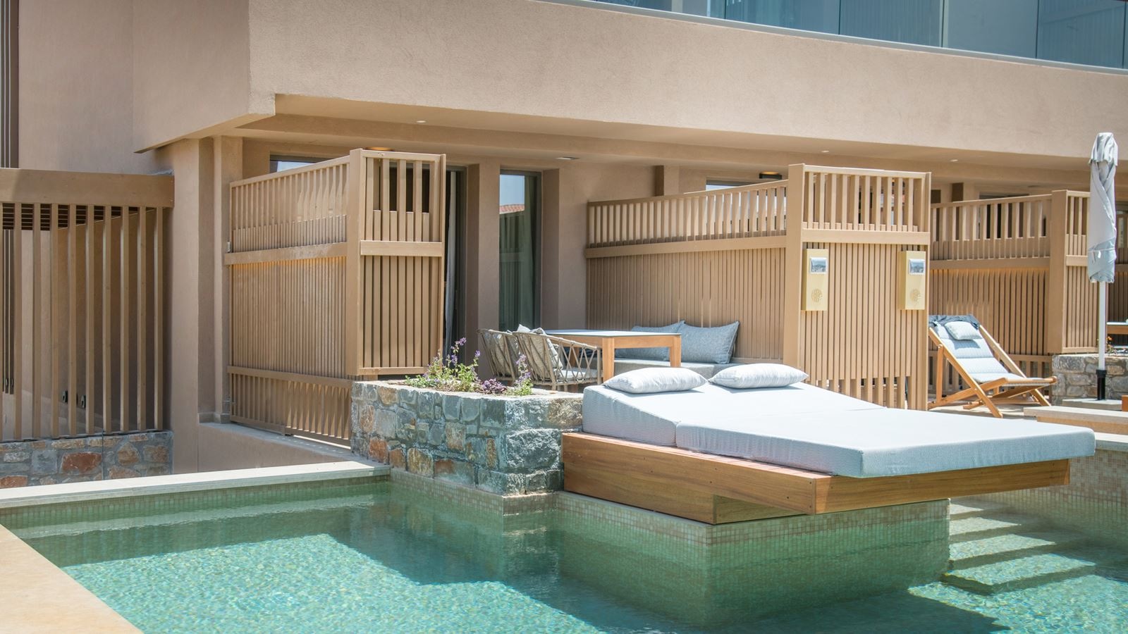 rooms-family-room-garden-view-with-private-pool