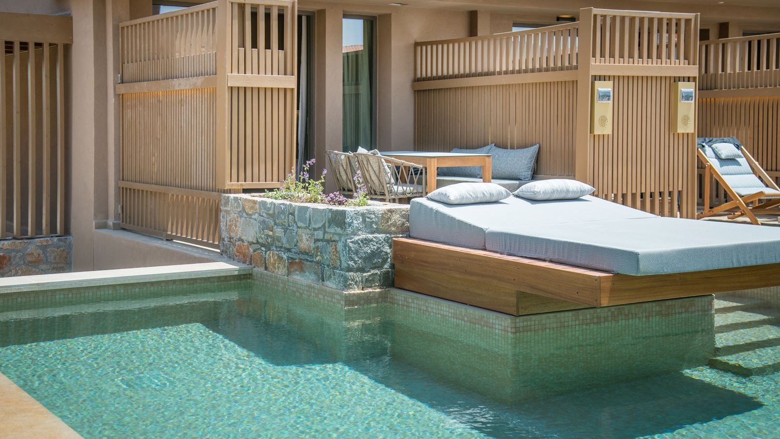 rooms-family-room-garden-view-with-private-pool