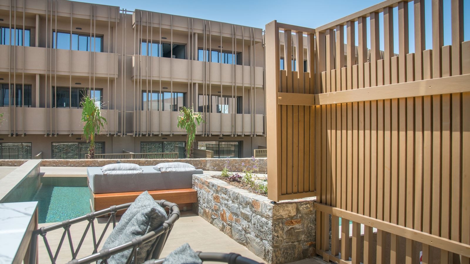 rooms-family-room-garden-view-with-private-pool
