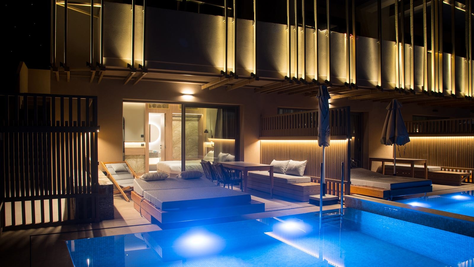 rooms-family-room-garden-view-with-private-pool