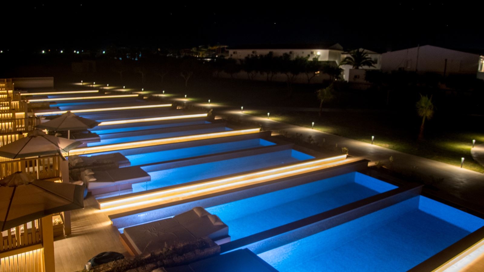 rooms-family-room-garden-view-with-private-pool