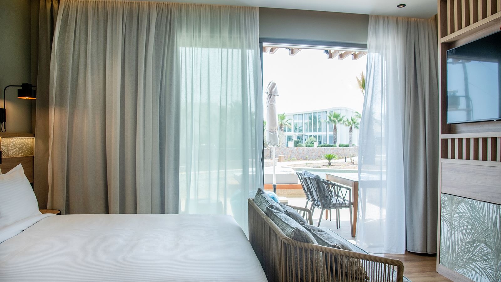 rooms-classic-double-room-garden-view-with-pool-access