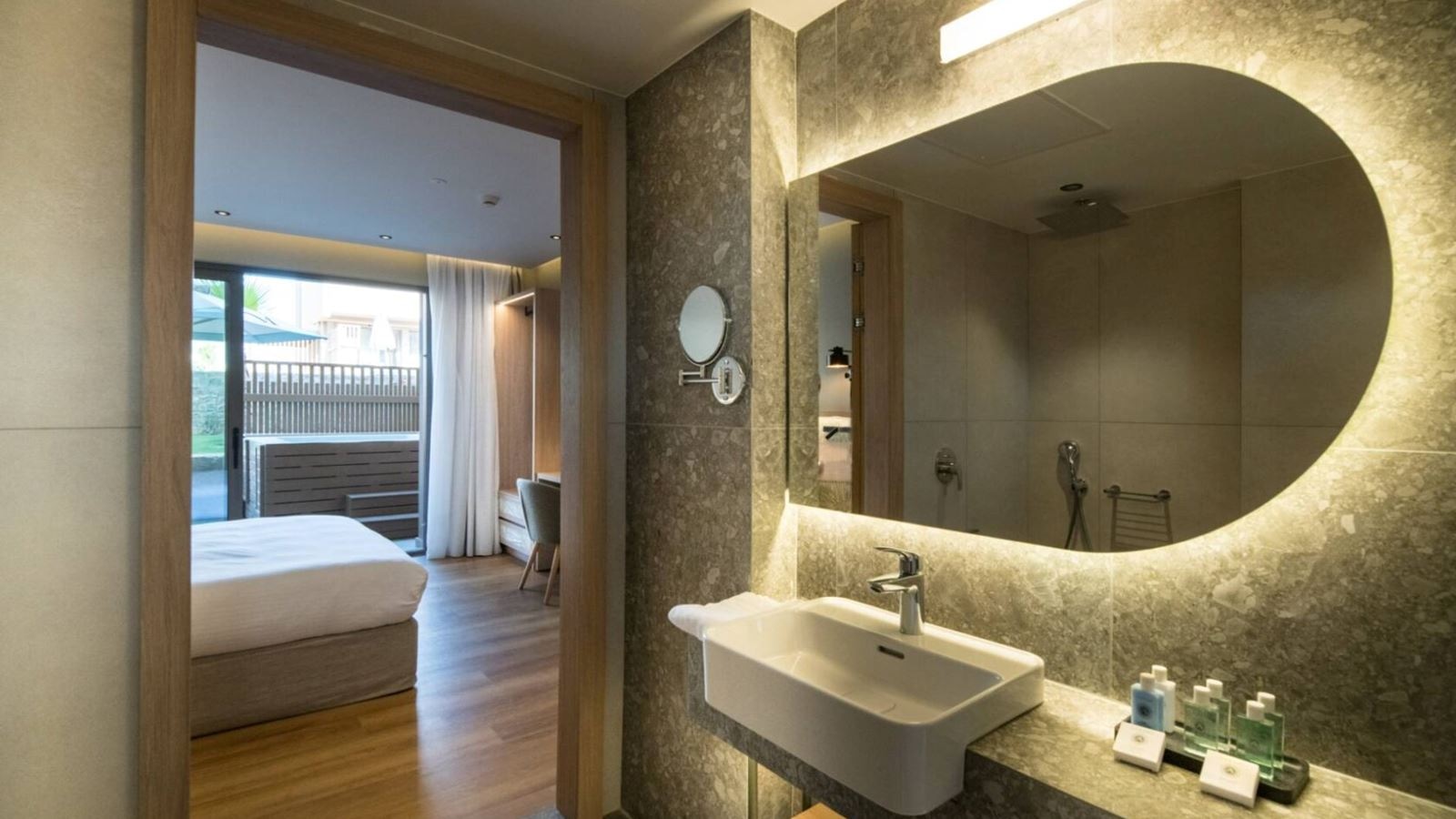 rooms-classic-double-room-garden-view-with-outdoor-hot-tub