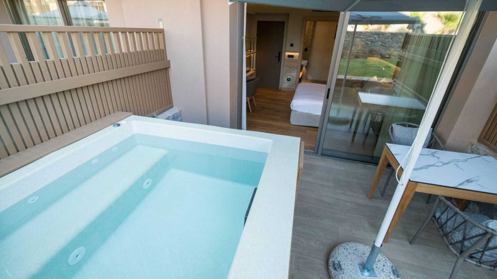 rooms-classic-double-room-garden-view-with-outdoor-hot-tub