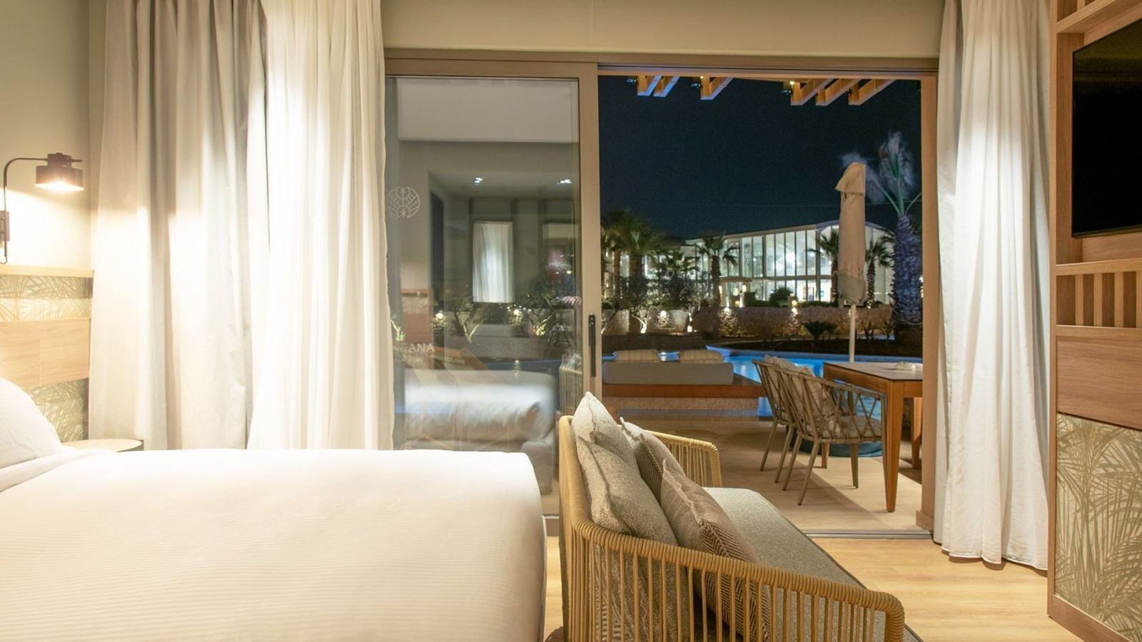 rooms-classic-double-room-garden-view-with-pool-access