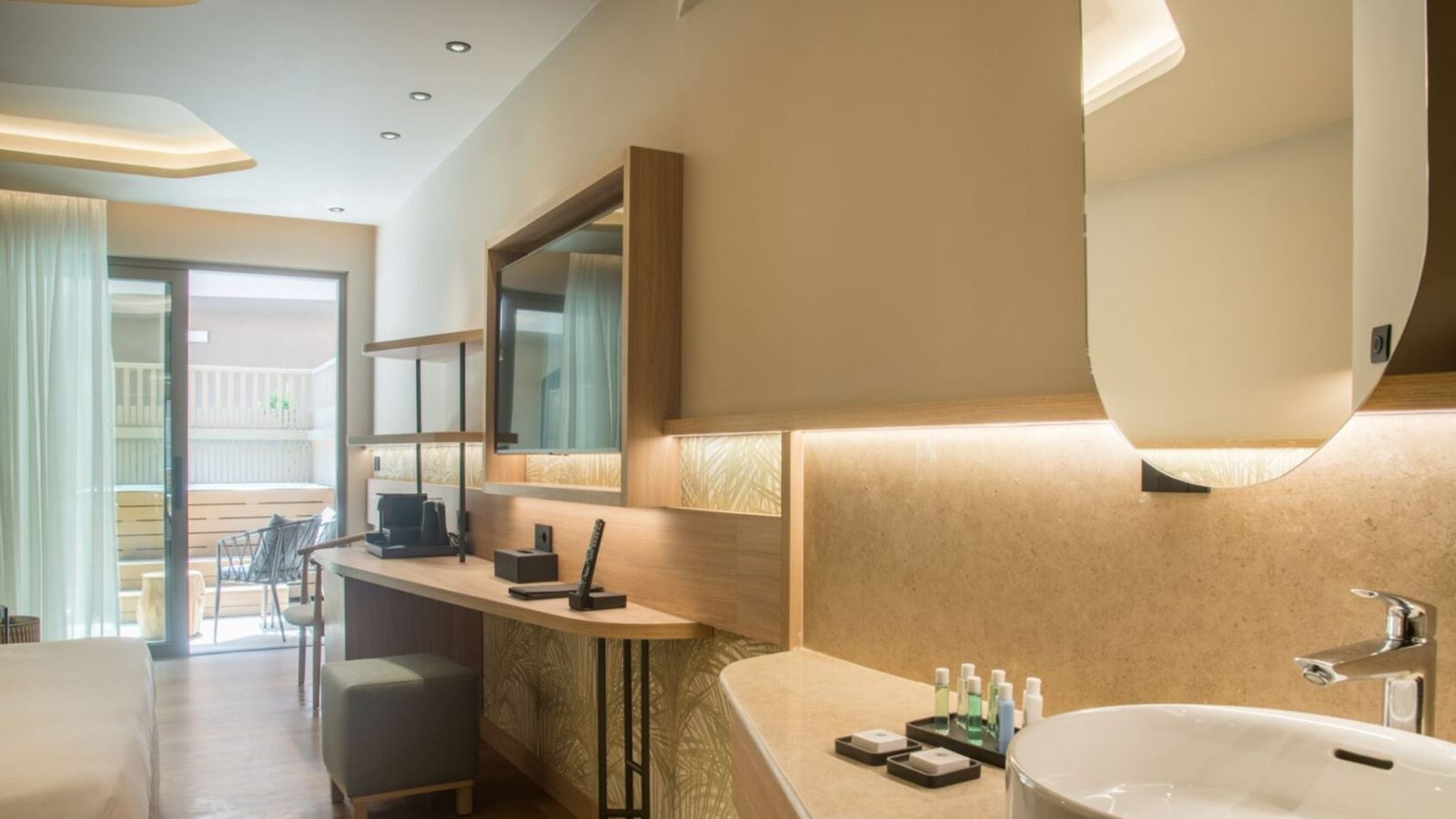 rooms-classic-family-garden-view-outdoor-hot-tub