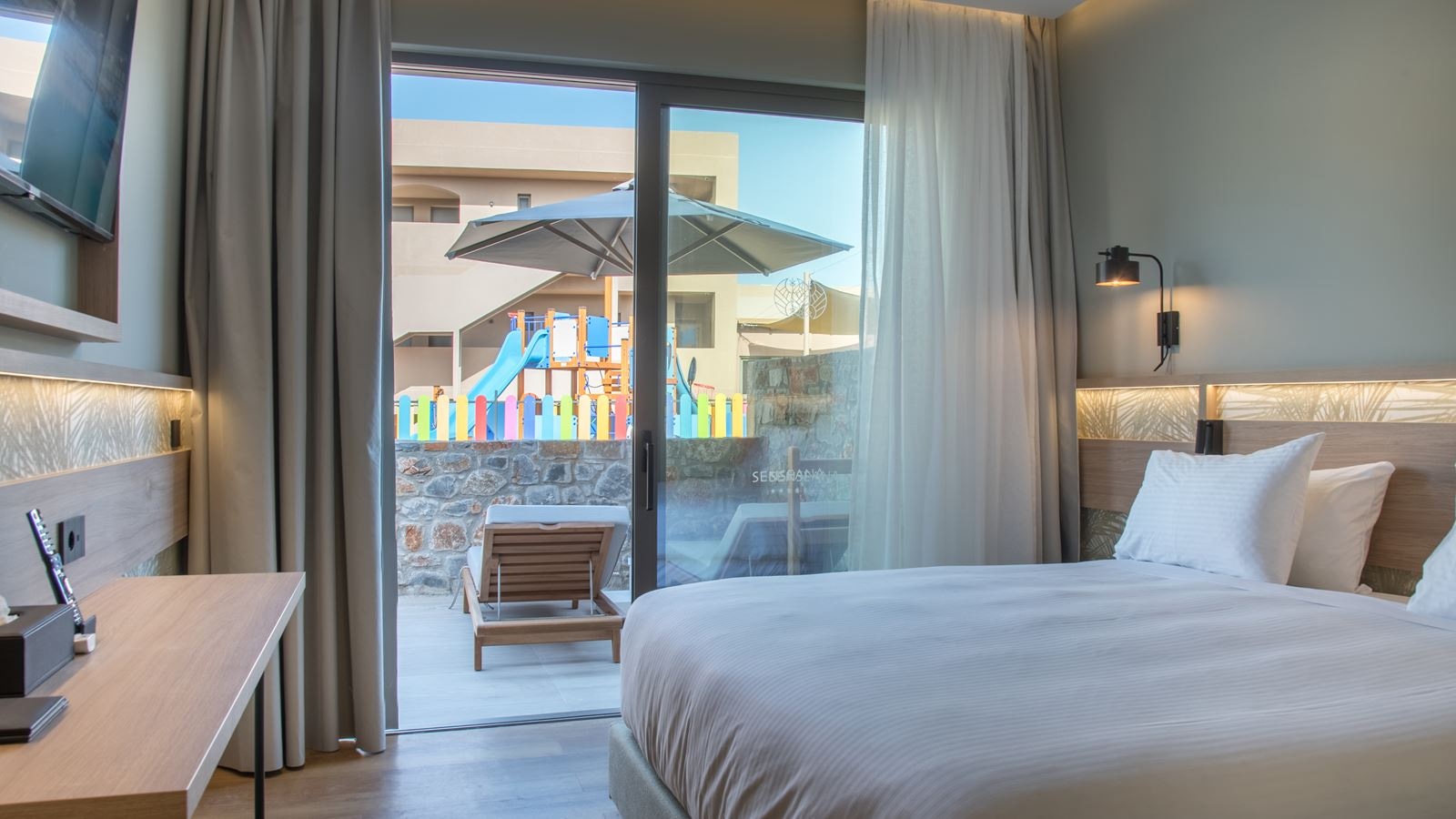 rooms-petite-suite-garden-view-outdoor-hot-tub