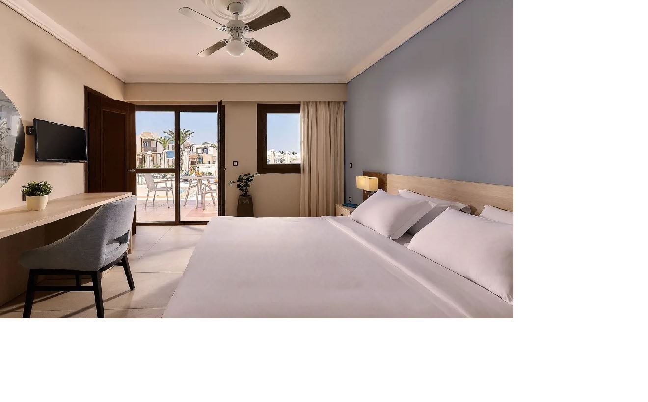 rooms-family-room-sharing-pool