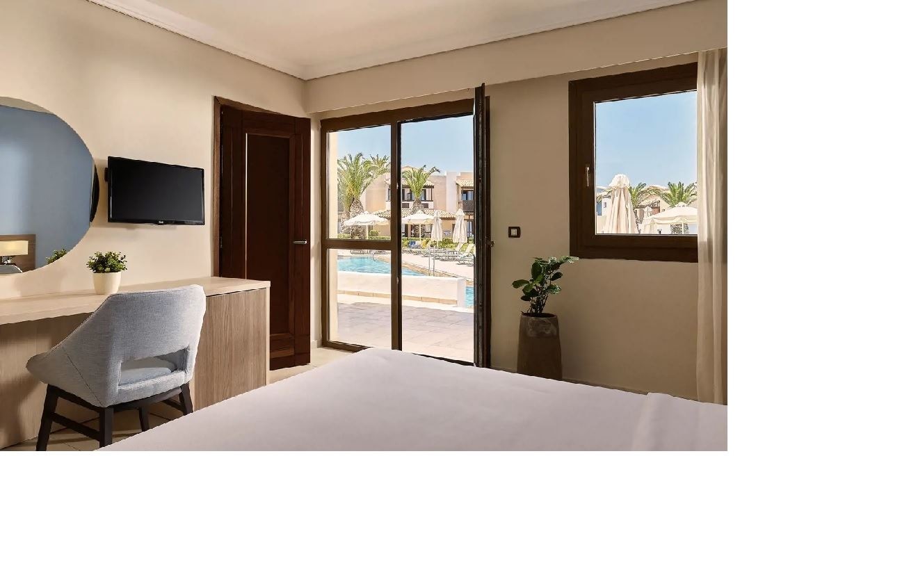 rooms-family-room-sharing-pool