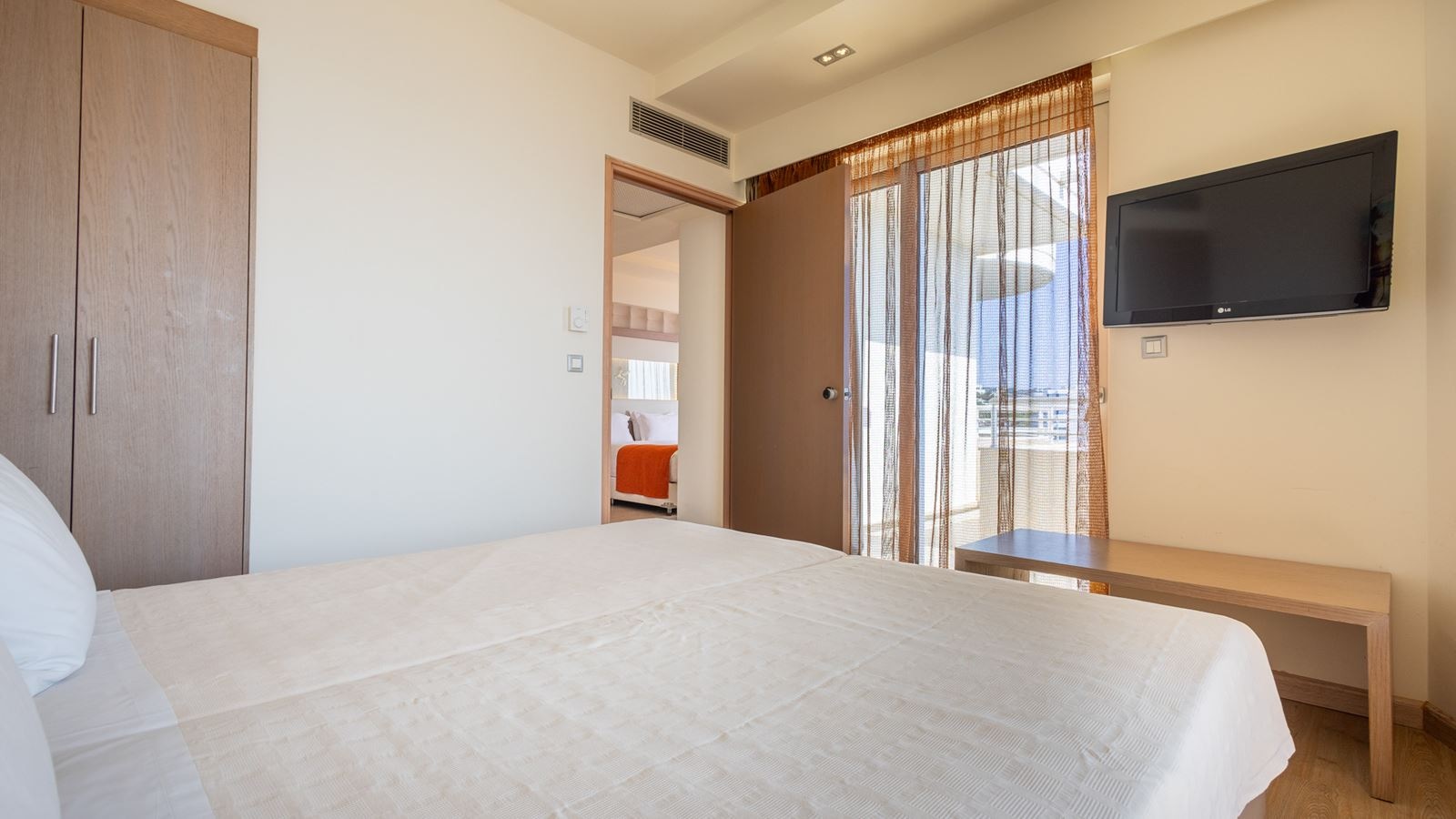 rooms-deluxe-family-room-sea-view