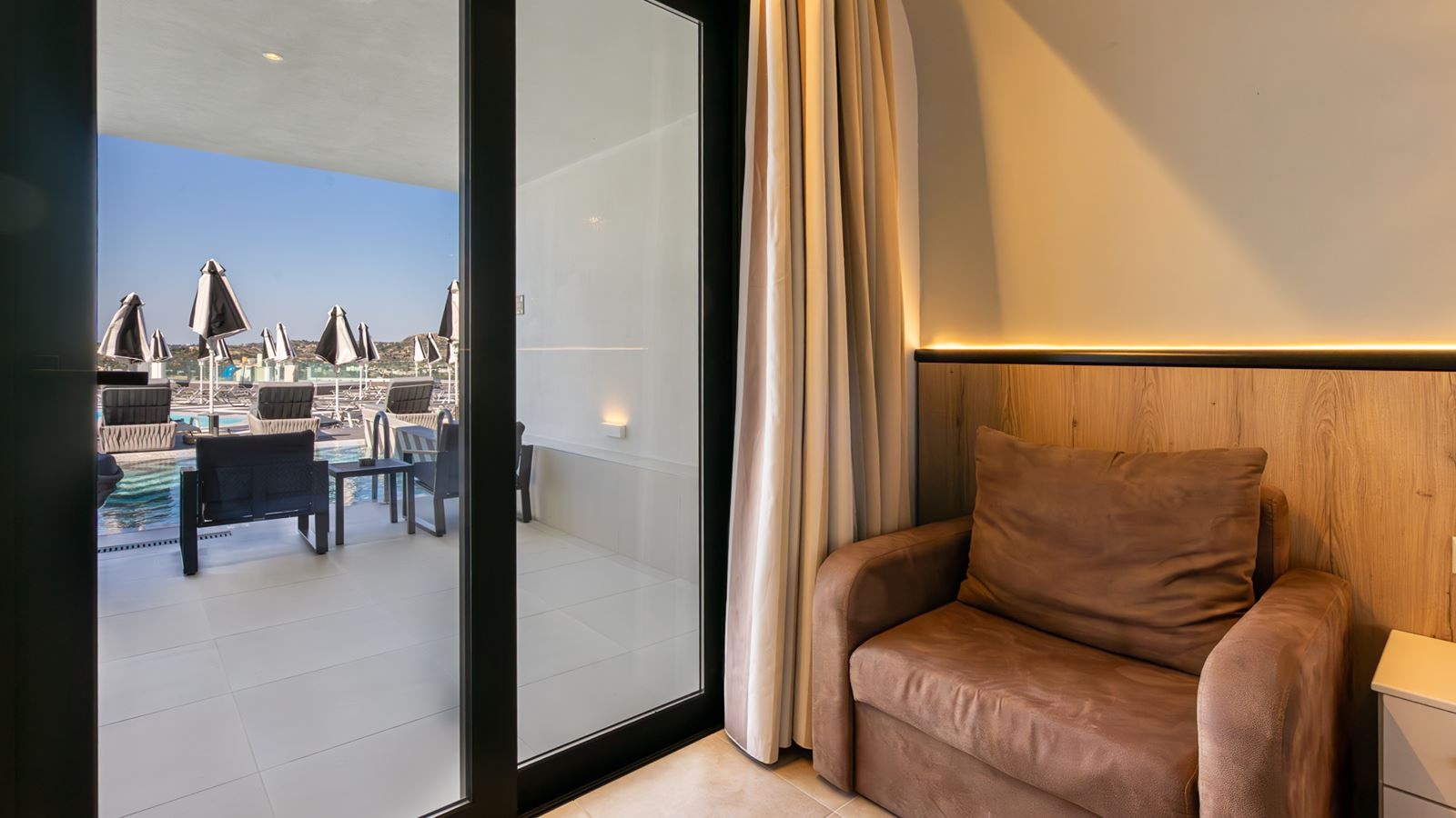 rooms-deluxe-room-private-pool