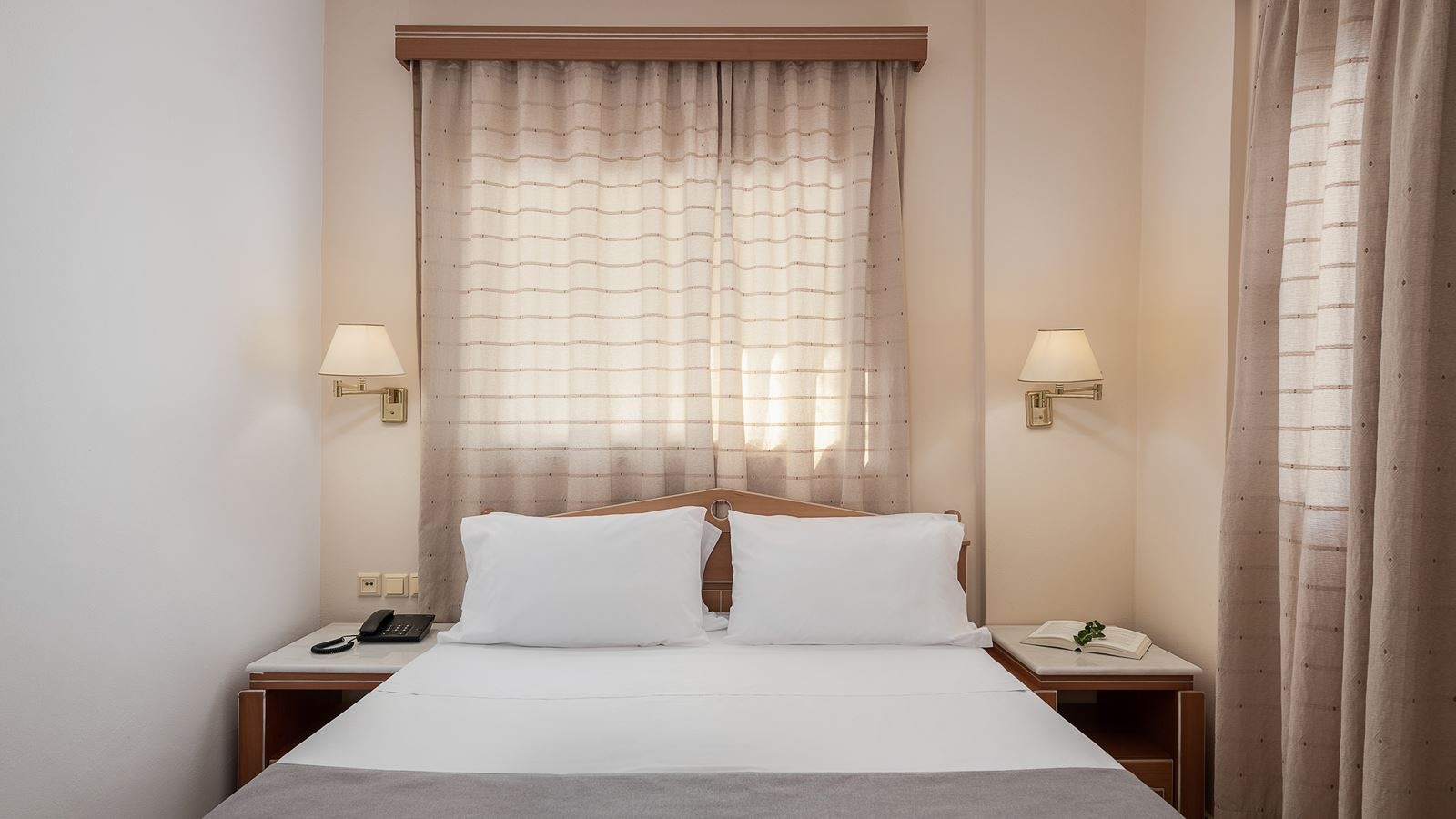 rooms-family-room-separate-bedrooms