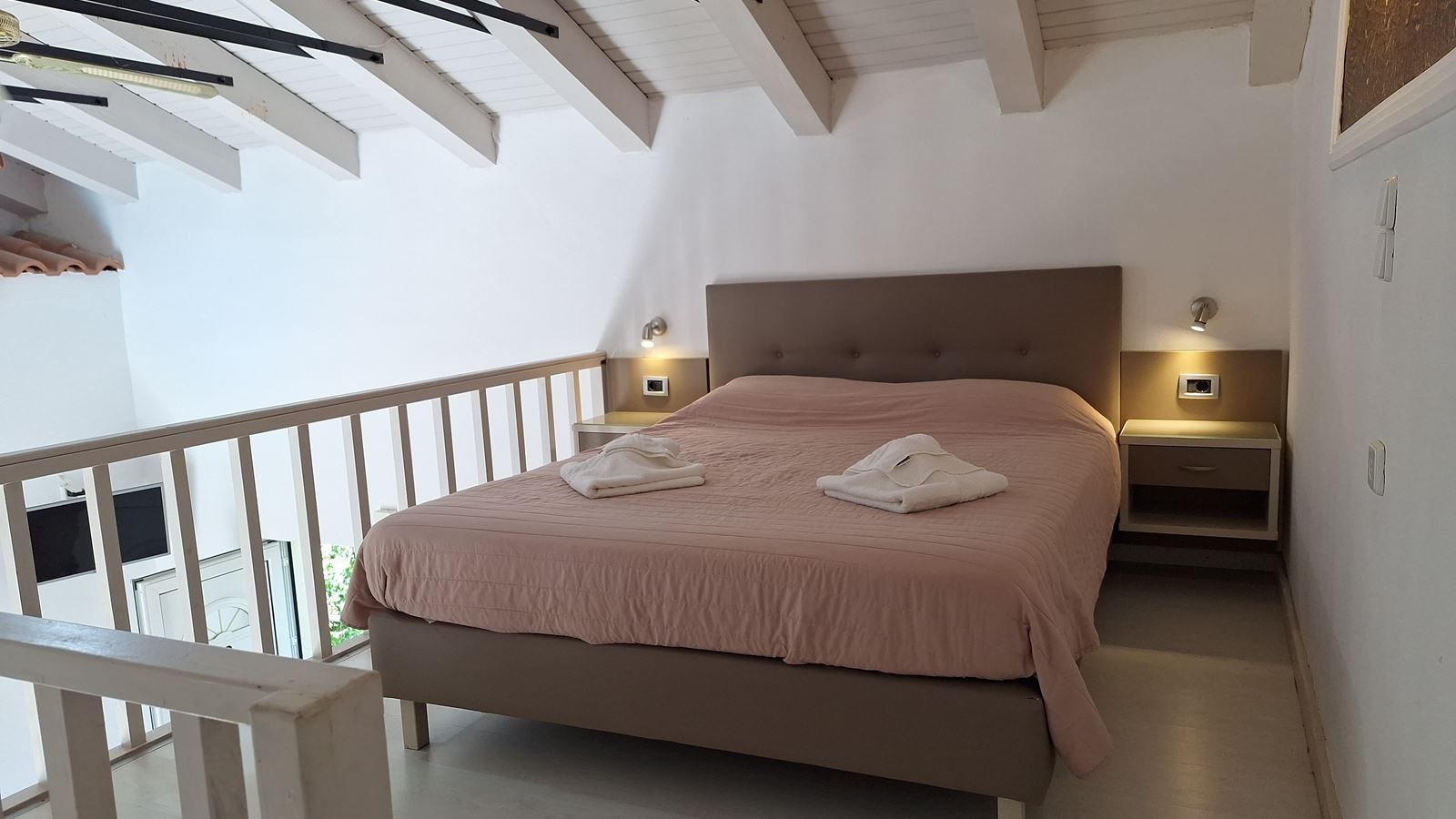 rooms-apartment-split-level-with-pool-view