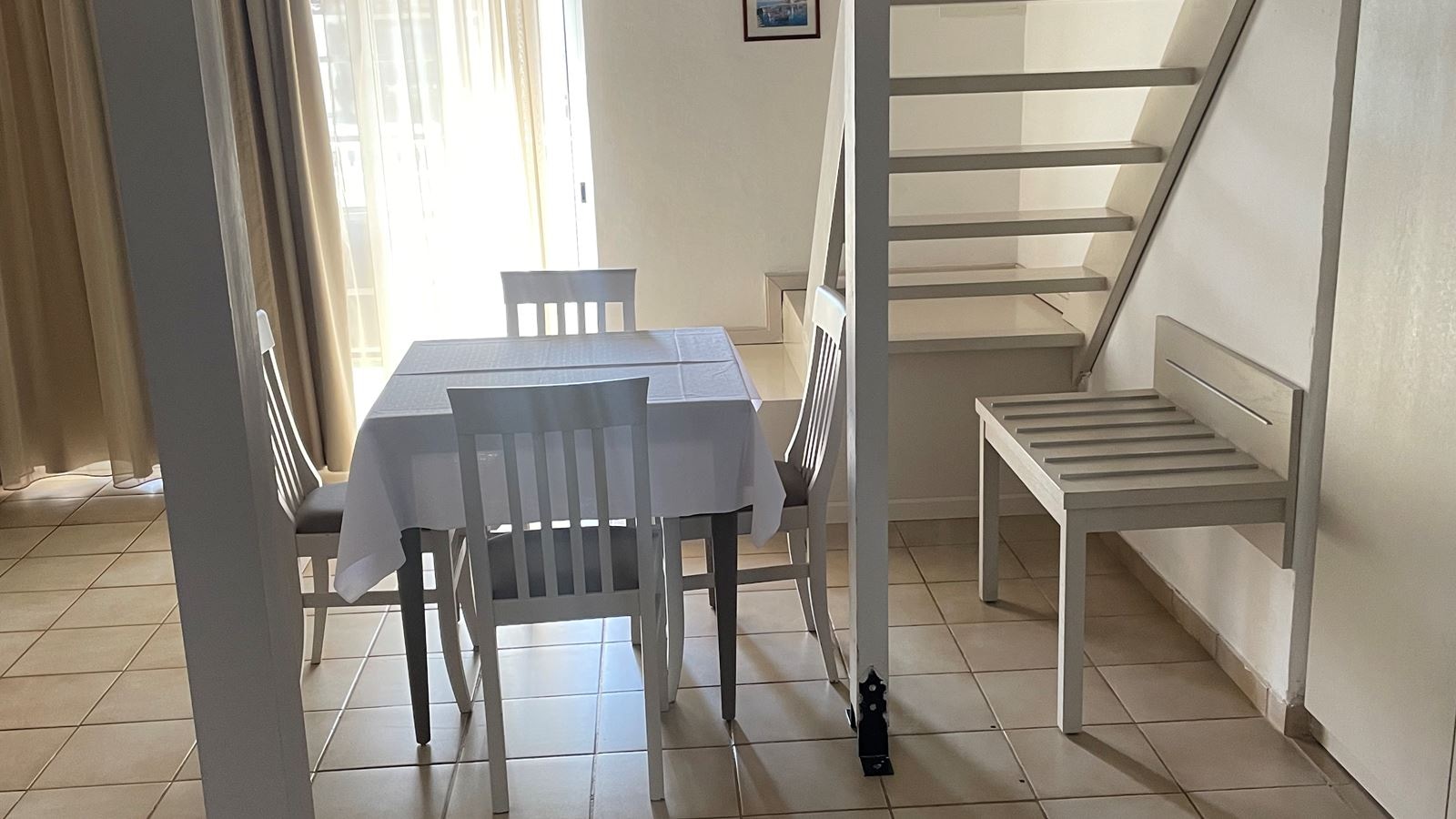 rooms-apartment-split-level-with-pool-view