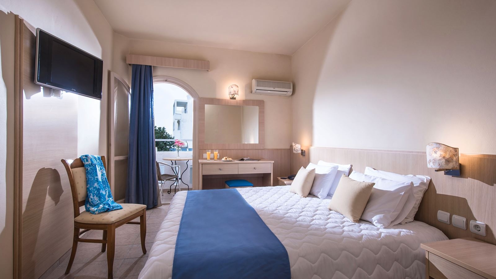 rooms-single-room-pool-view