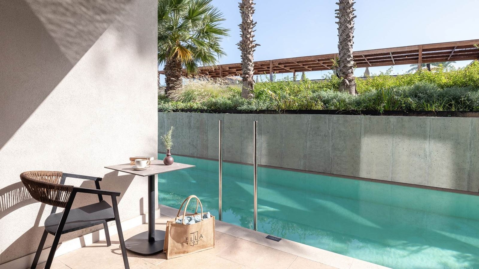 rooms-deluxe-room-swim-up