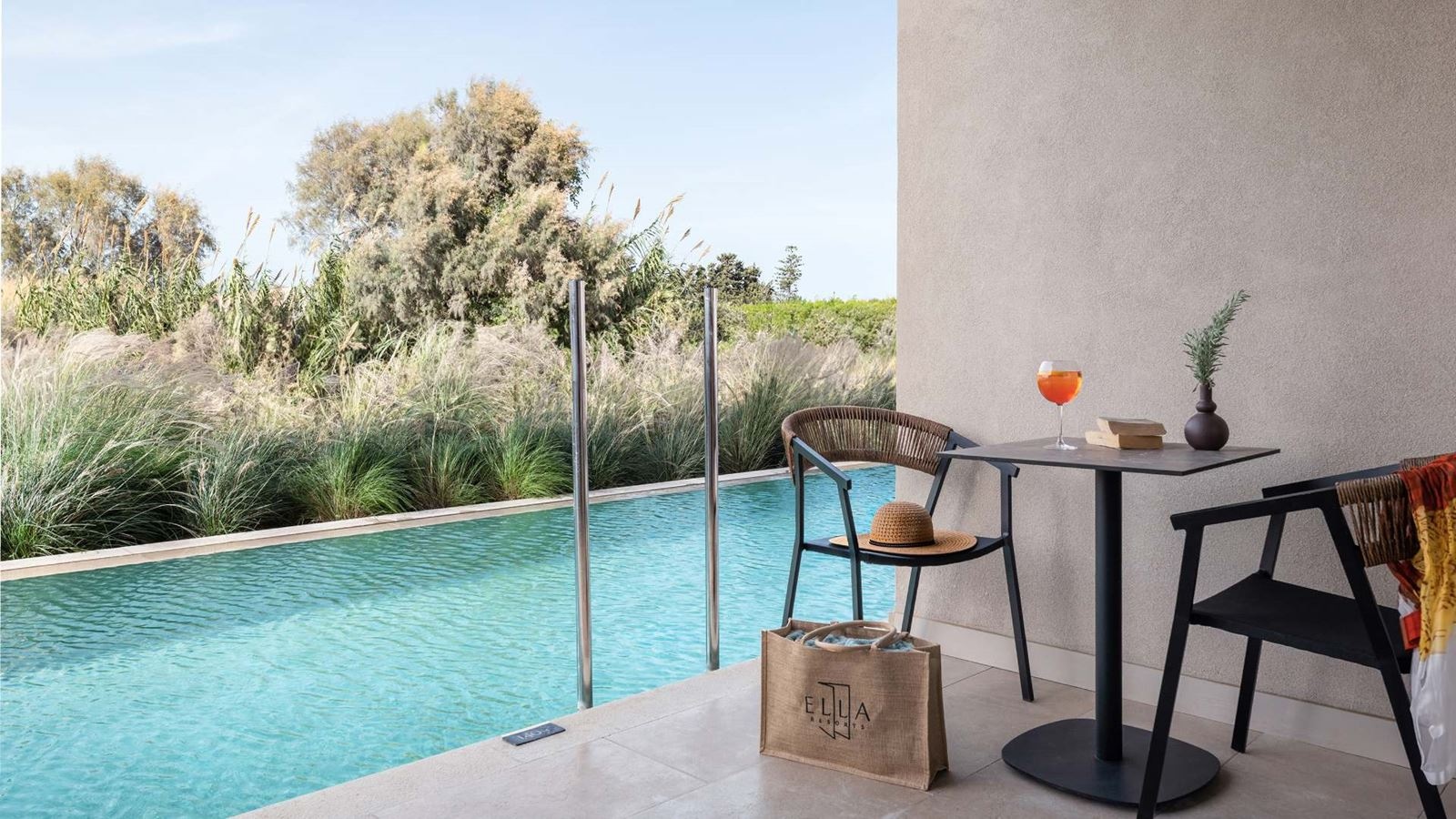 rooms-deluxe-room-swim-up