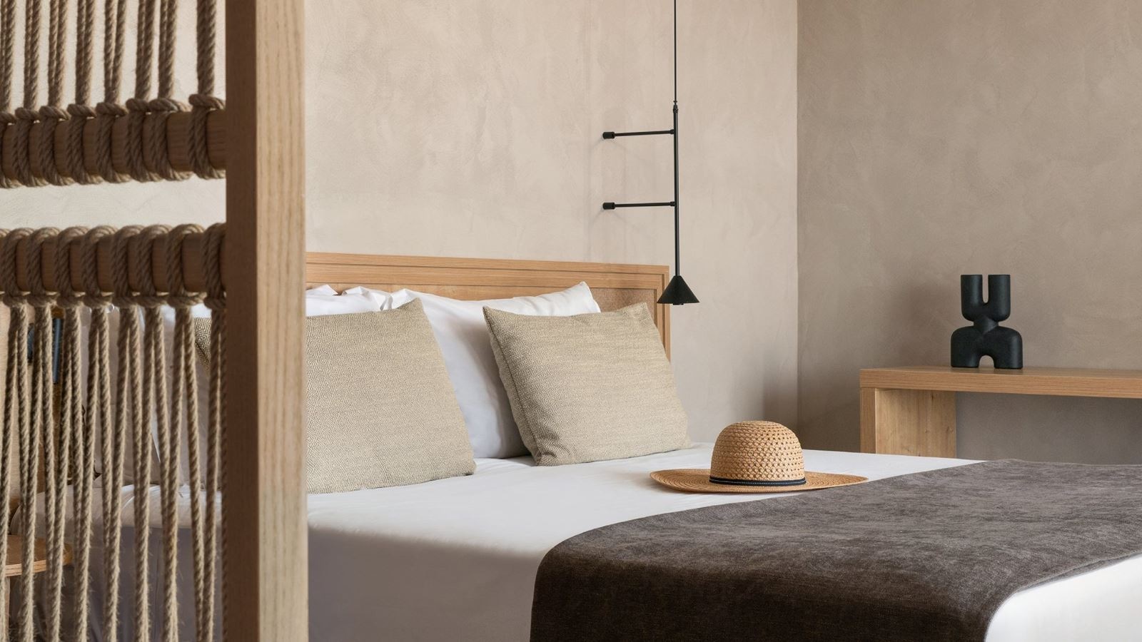 rooms-helea-suite-swim-up