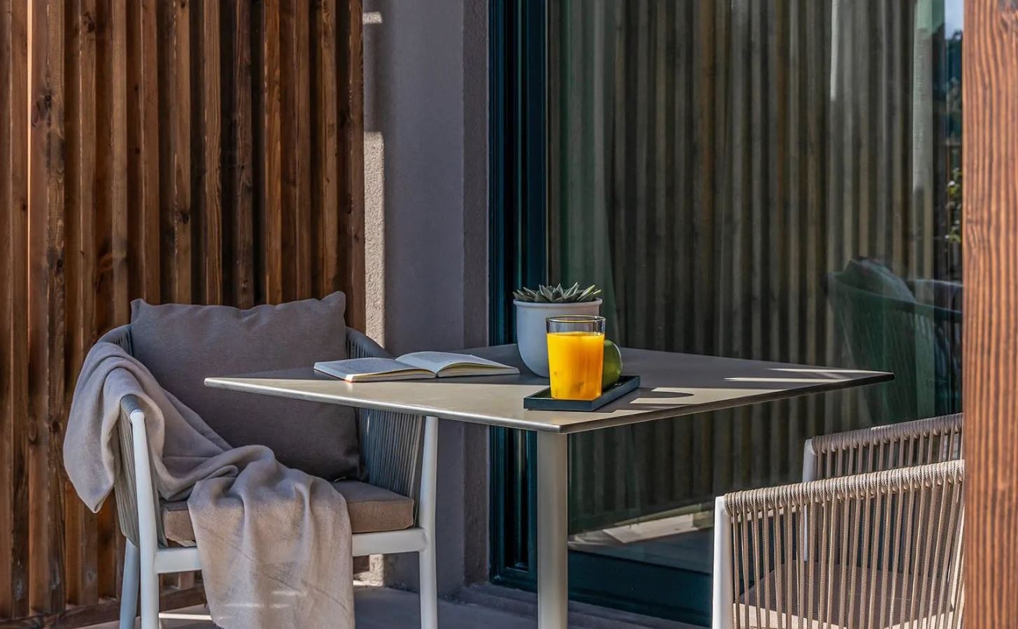 rooms-deluxe-pool-view-sharing-pool