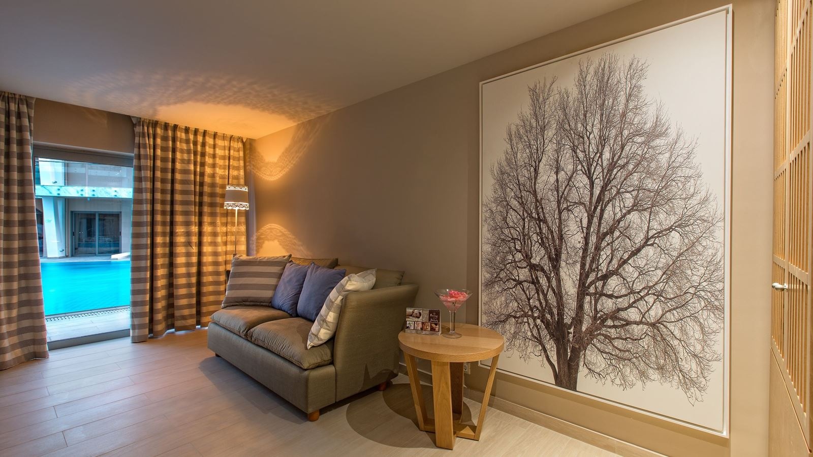 rooms-pool-suite-with-terrace