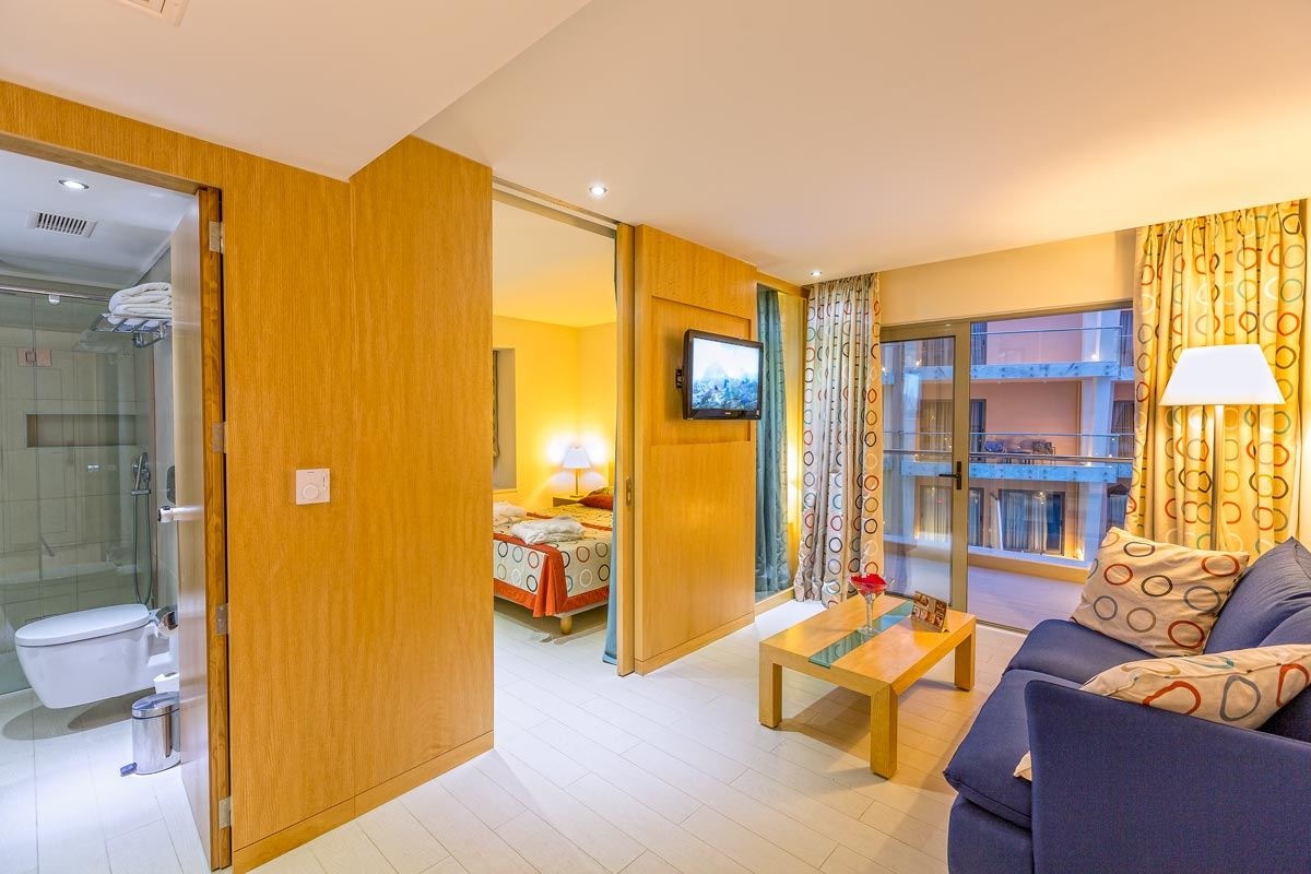 rooms-bungalow-pool-view-with-balcony