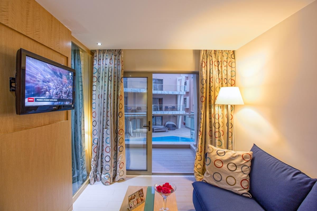 rooms-bungalow-pool-view-with-balcony