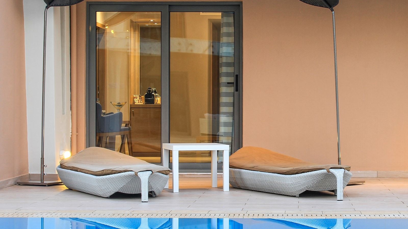 rooms-pool-suite-with-terrace