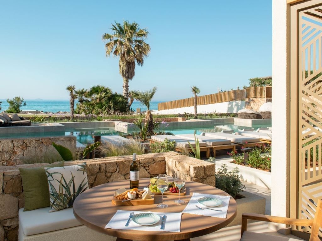 rooms-suite-swim-up-sharing-pool