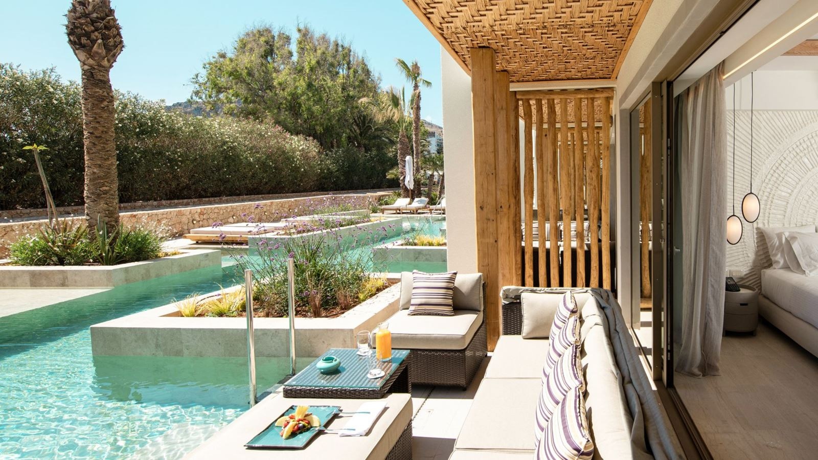 rooms-junior-suite-swim-up-sharing-pool