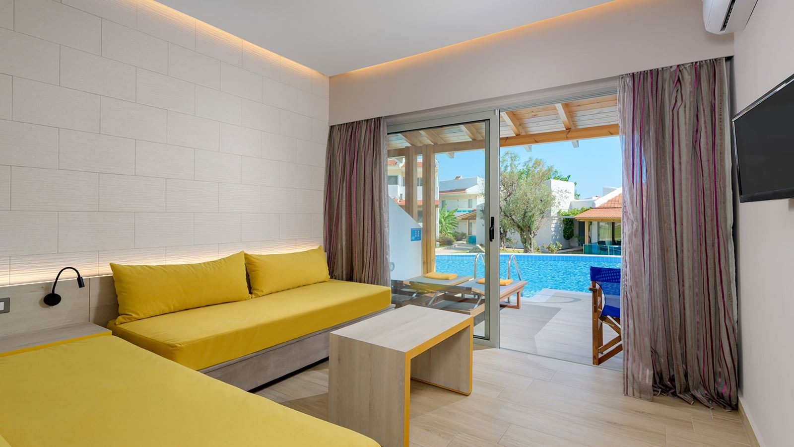 rooms-suite-sharing-pool