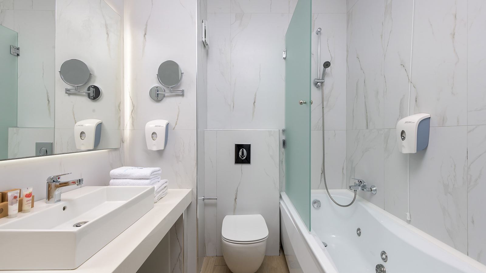 rooms-suite-sharing-pool