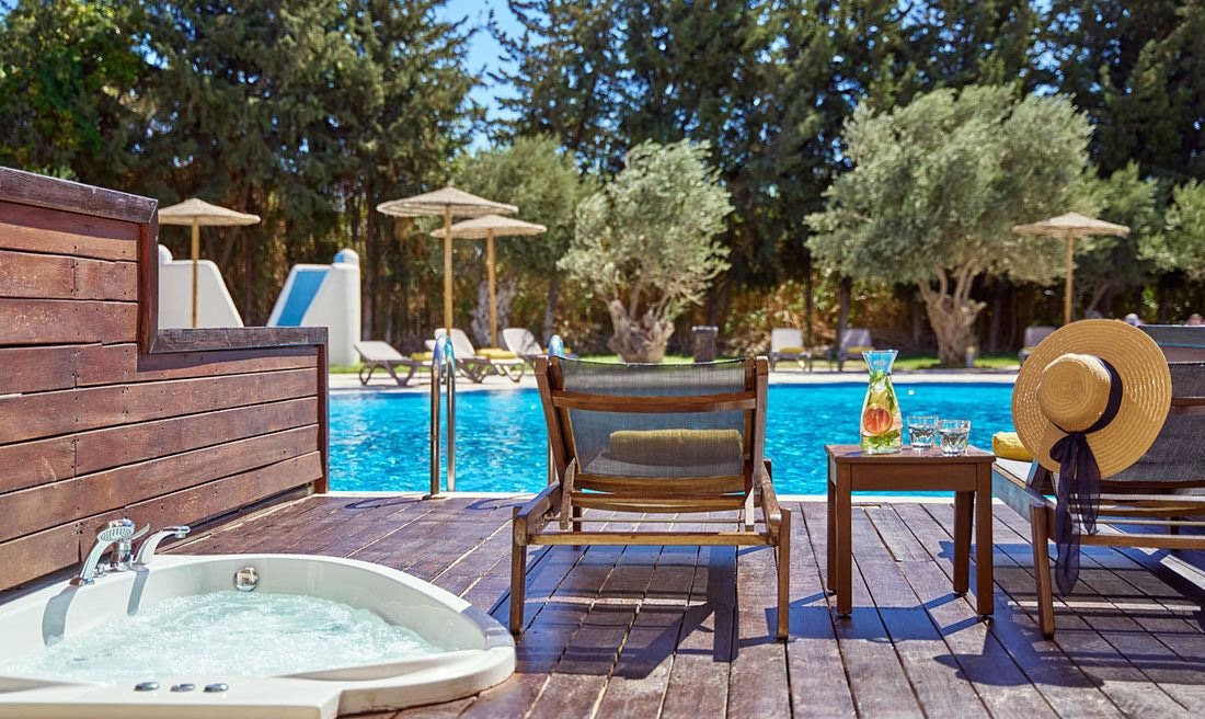 rooms-suite-sharing-pool-jacuzzi-gv