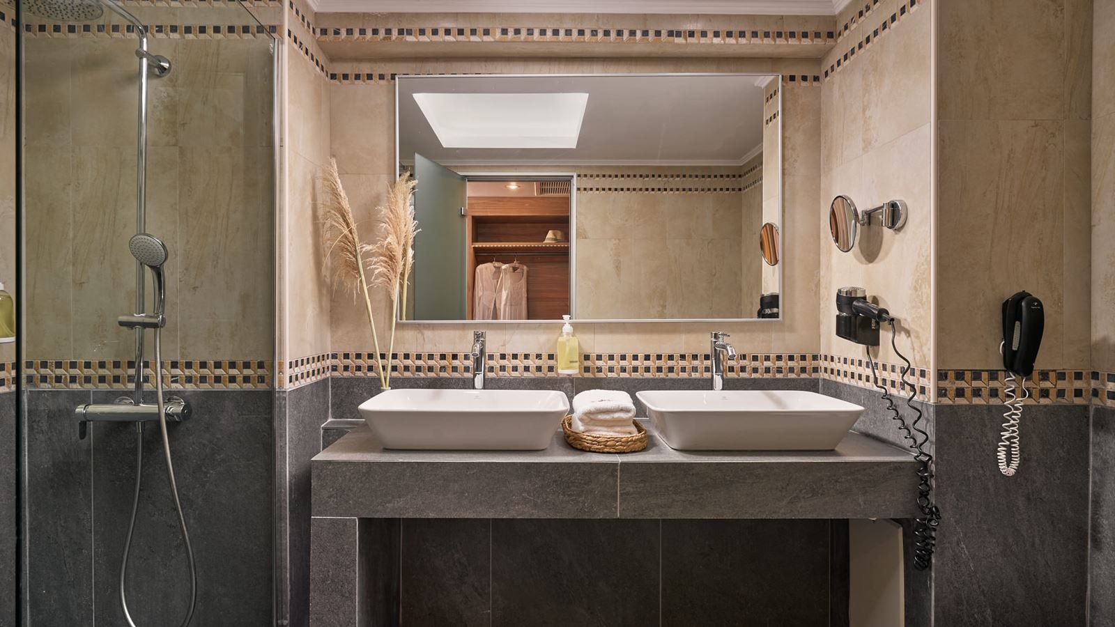 rooms-family-suite-sv-1-bedroom