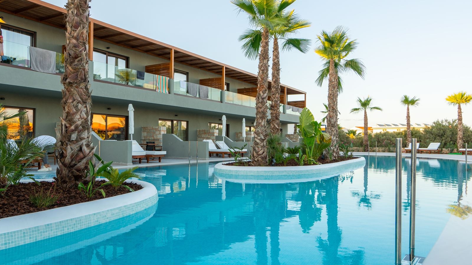 rooms-suite-family-sharing-pool