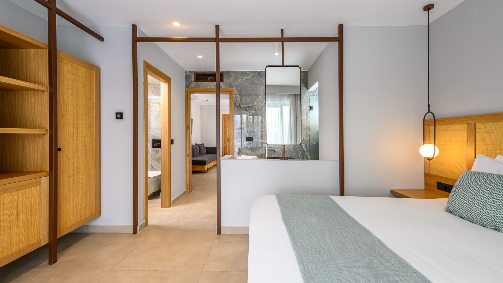 rooms-suite-family-pool-view