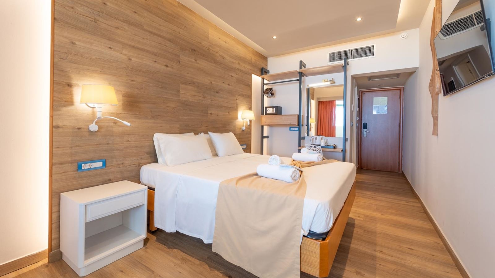 rooms-room-cityview-balcony-or-terrace