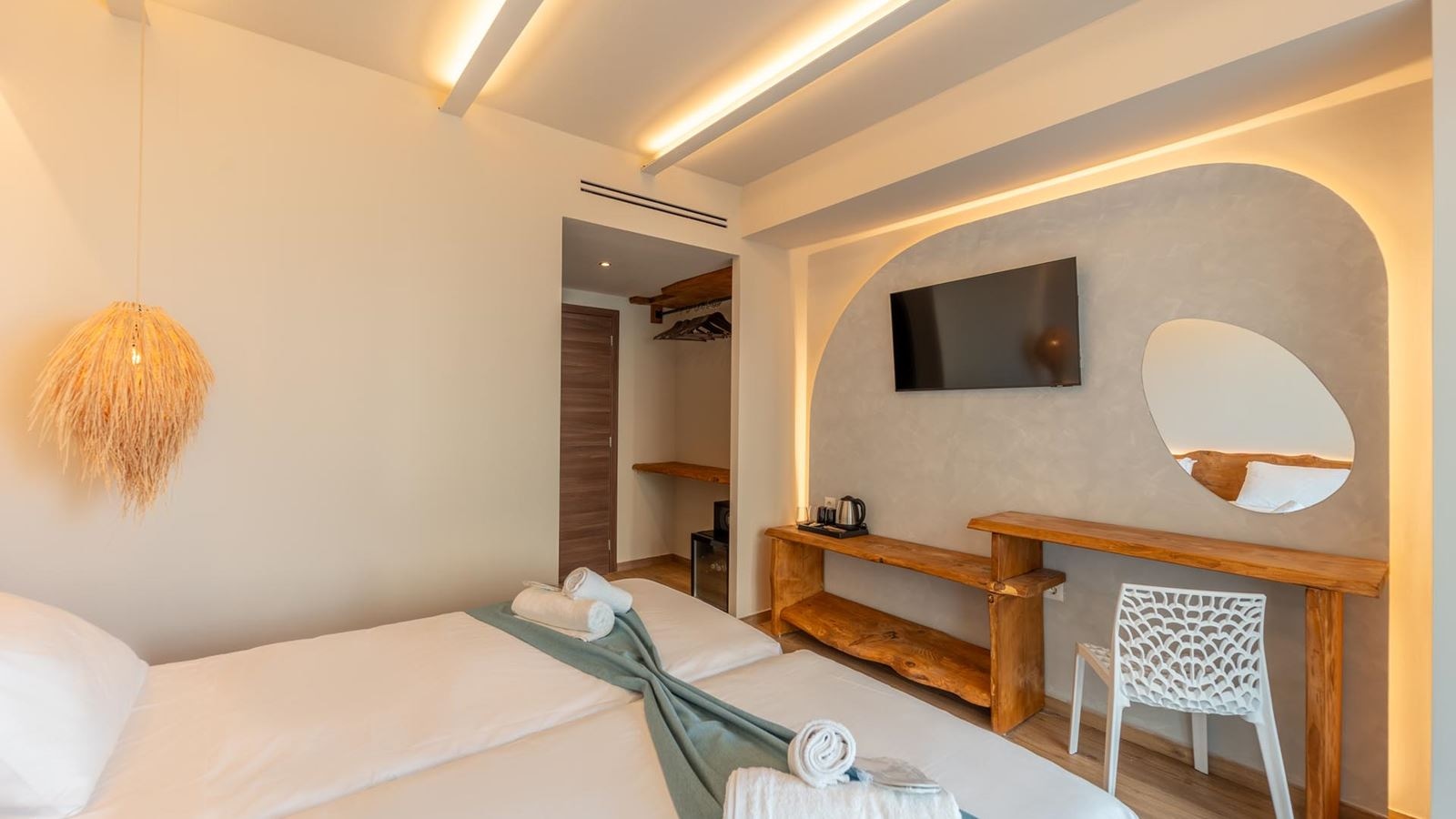 rooms-deluxe-pool-view-room