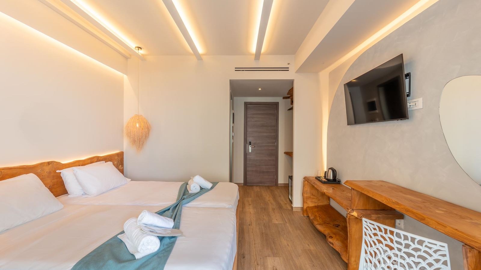 rooms-deluxe-pool-view-room