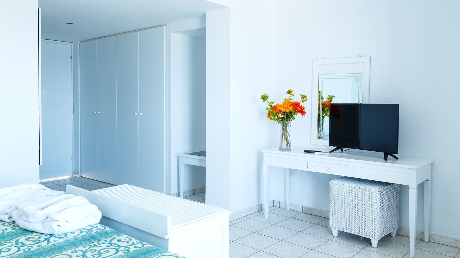 rooms-deluxe-room-sea-front