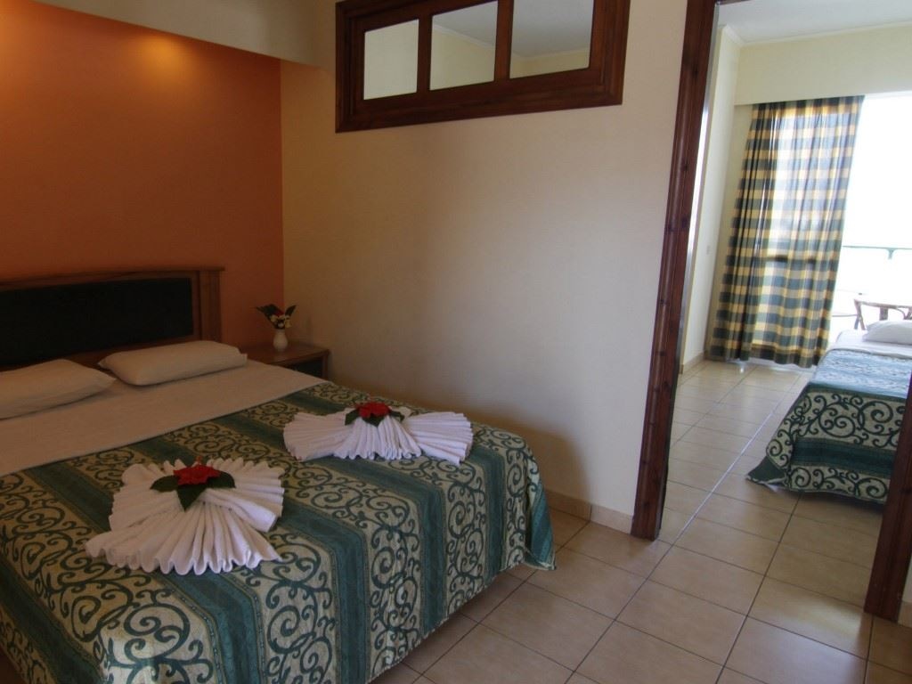 rooms-dodeca-edition-family-room