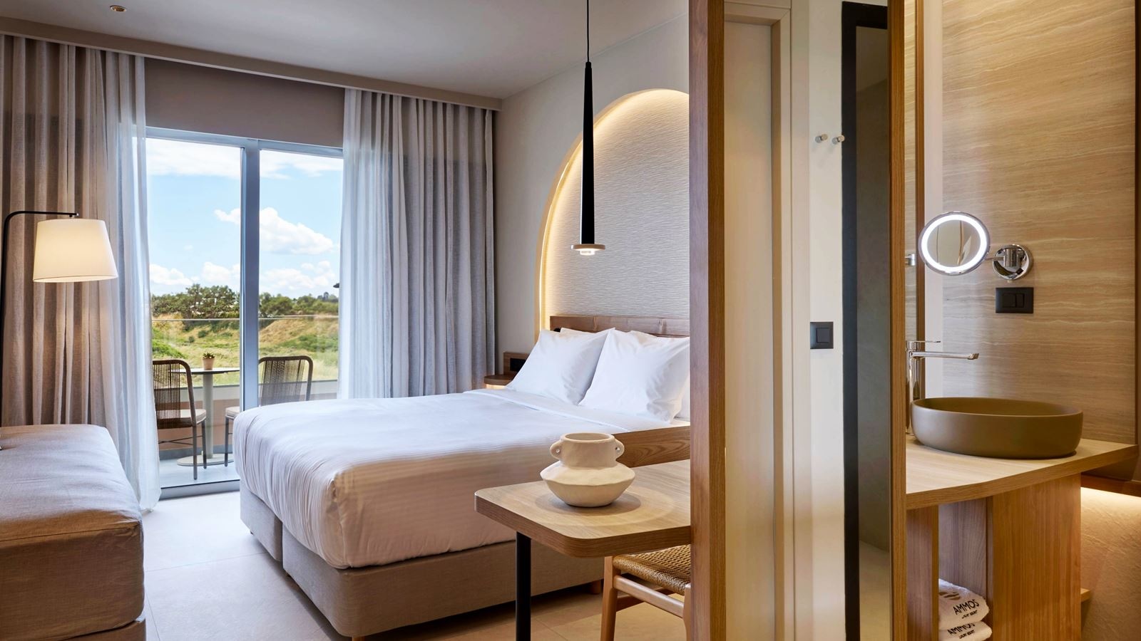 rooms-room-dluxe-sideseaview--balcony-or-terrace