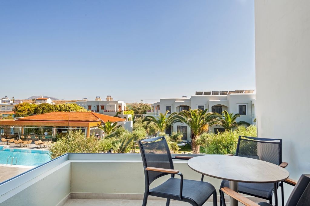 rooms-executive-open-air-jacuzzi-balcony