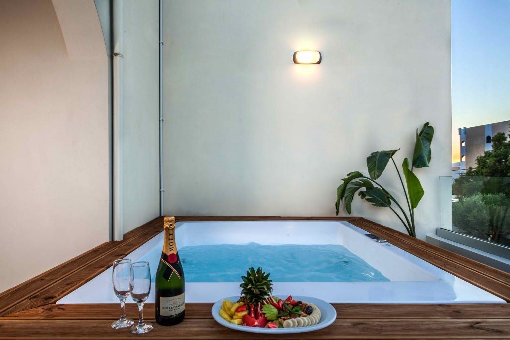 rooms-executive-open-air-jacuzzi-balcony