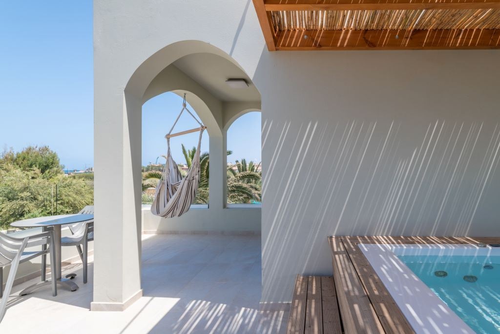 rooms-executive-open-air-jacuzzi-balcony