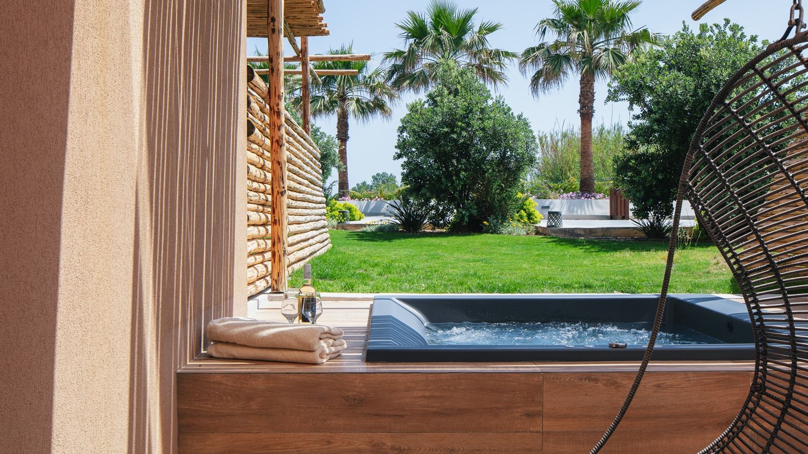 rooms-double-room-garden-level-with-outdoor-jetted-tub