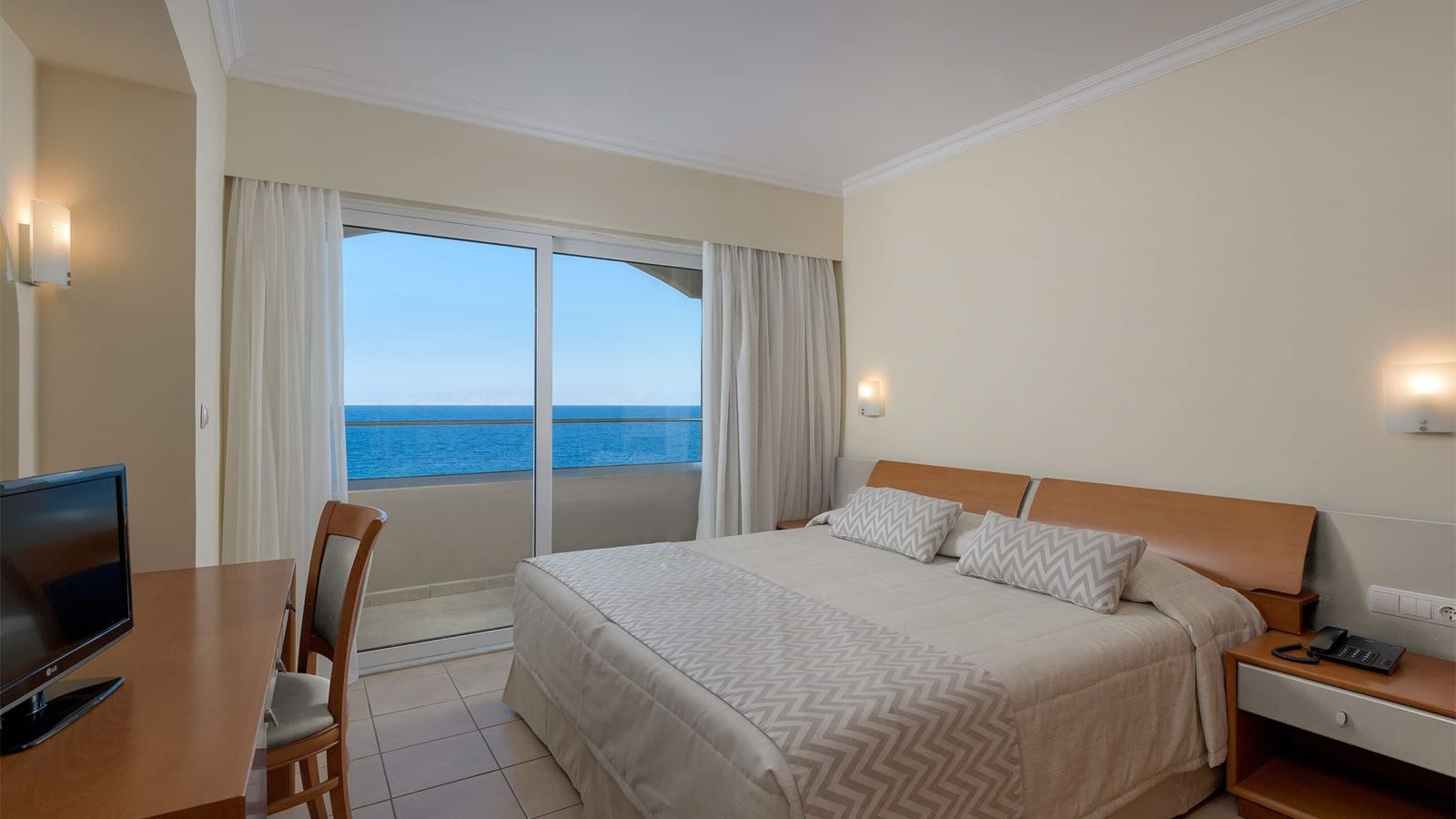 rooms-superior-suite-2-bedroom-apart-sea-view