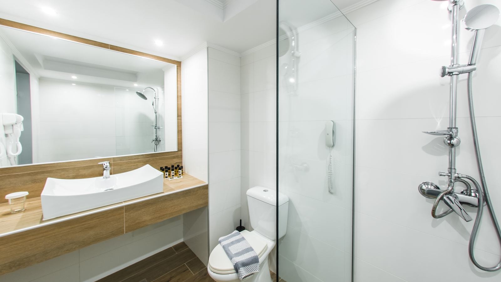 rooms-family-deluxe-swimup-sea-view